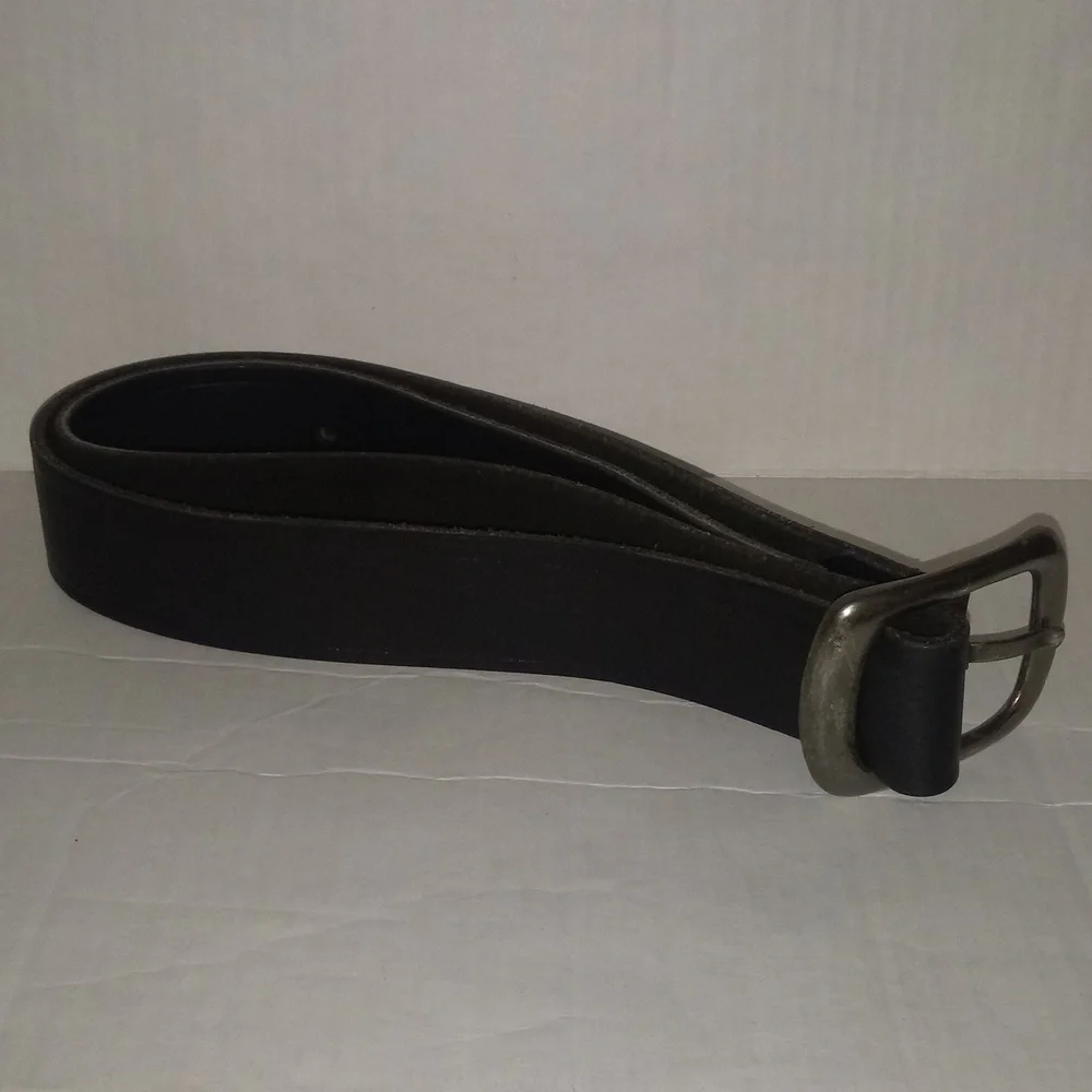 GUESS LEATHER SILVER BUCKLE BELT